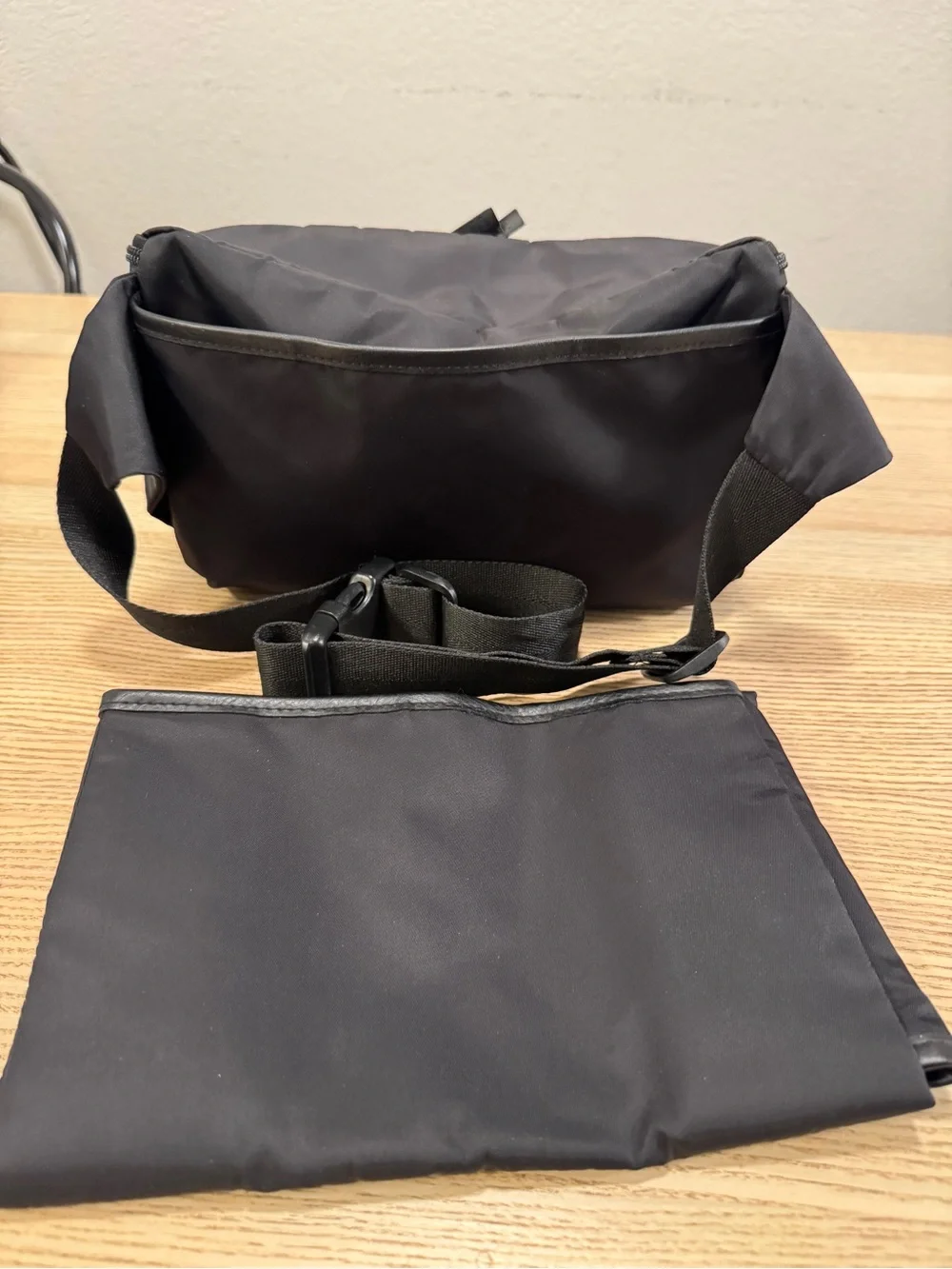 Béis Black “The Diaper Pack” - Picture 3 of 9